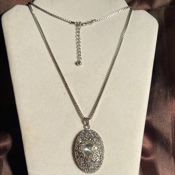 Elegant Silver Pendant Necklace - Picture 1 of 3